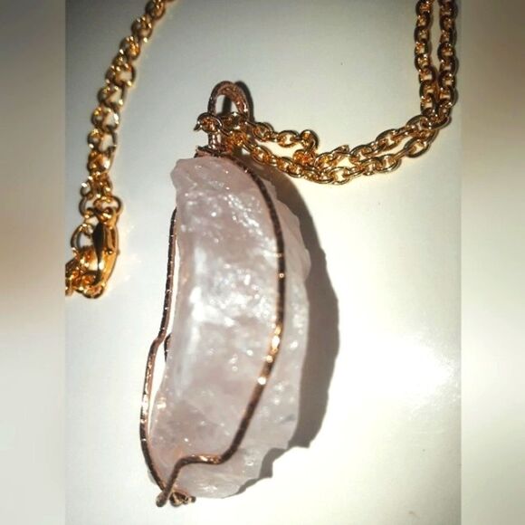 Hand crafted rose quartz crystal stone pendant - Picture 4 of 8